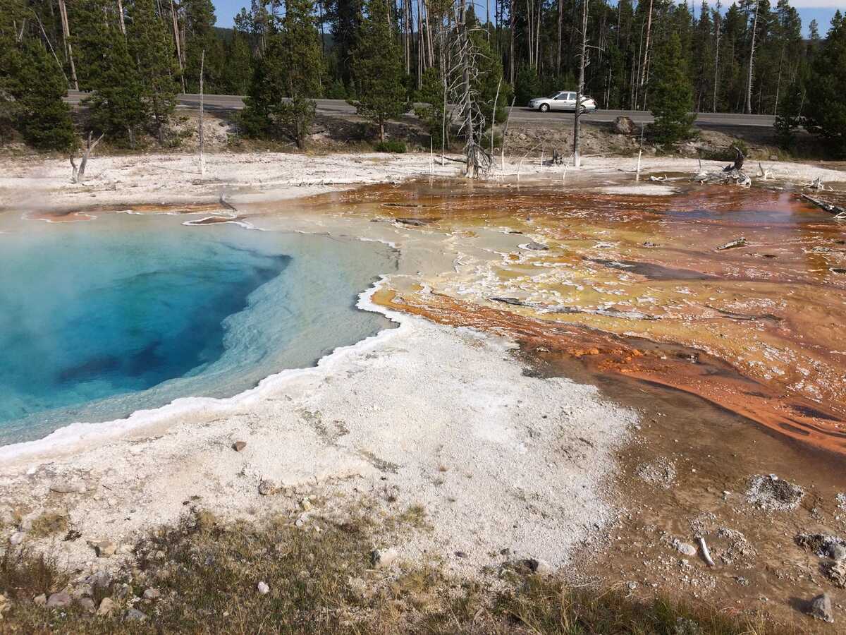 yellowstone-hot-spring.jpg