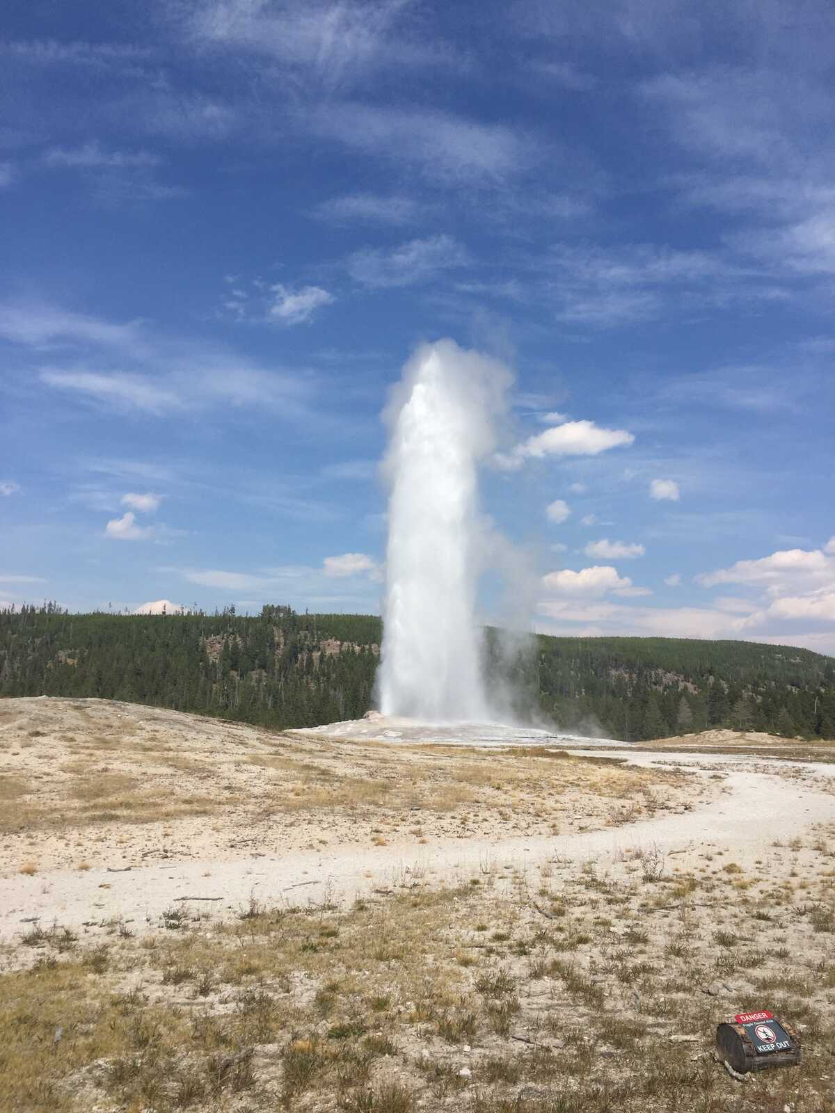 yellowstone-old-faithful.jpg